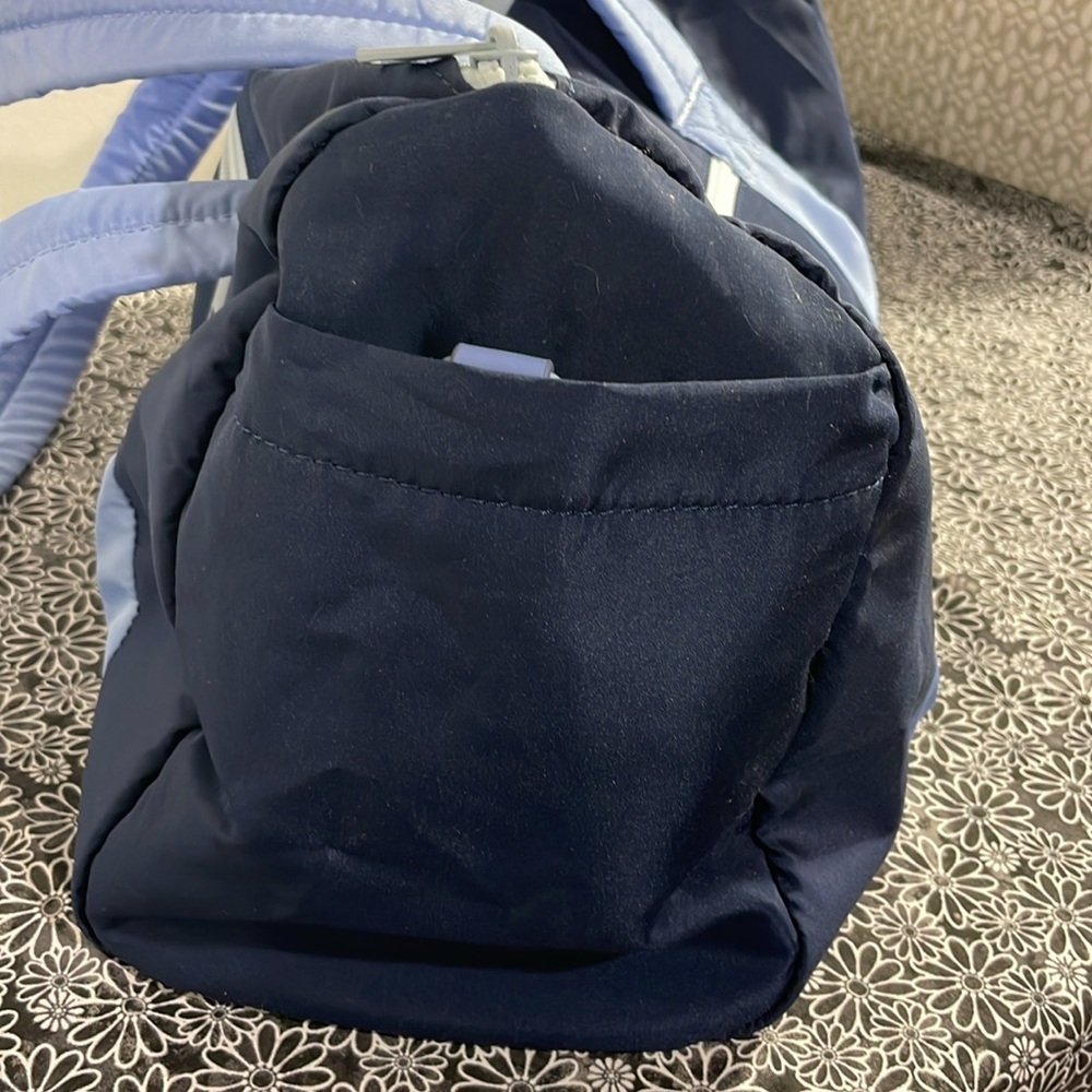 NWT - J crew duffel/travel bag with 7 pockets navy and light blue - Picture 3 of 10